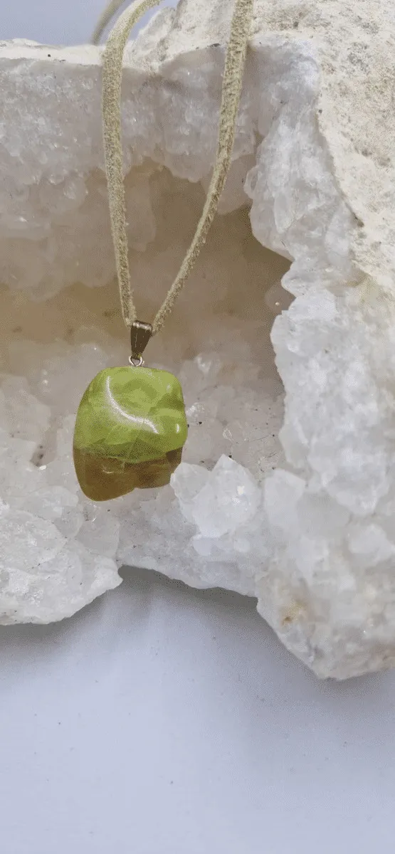 Pendentif opale kiwi cordon en cuir olpa1837