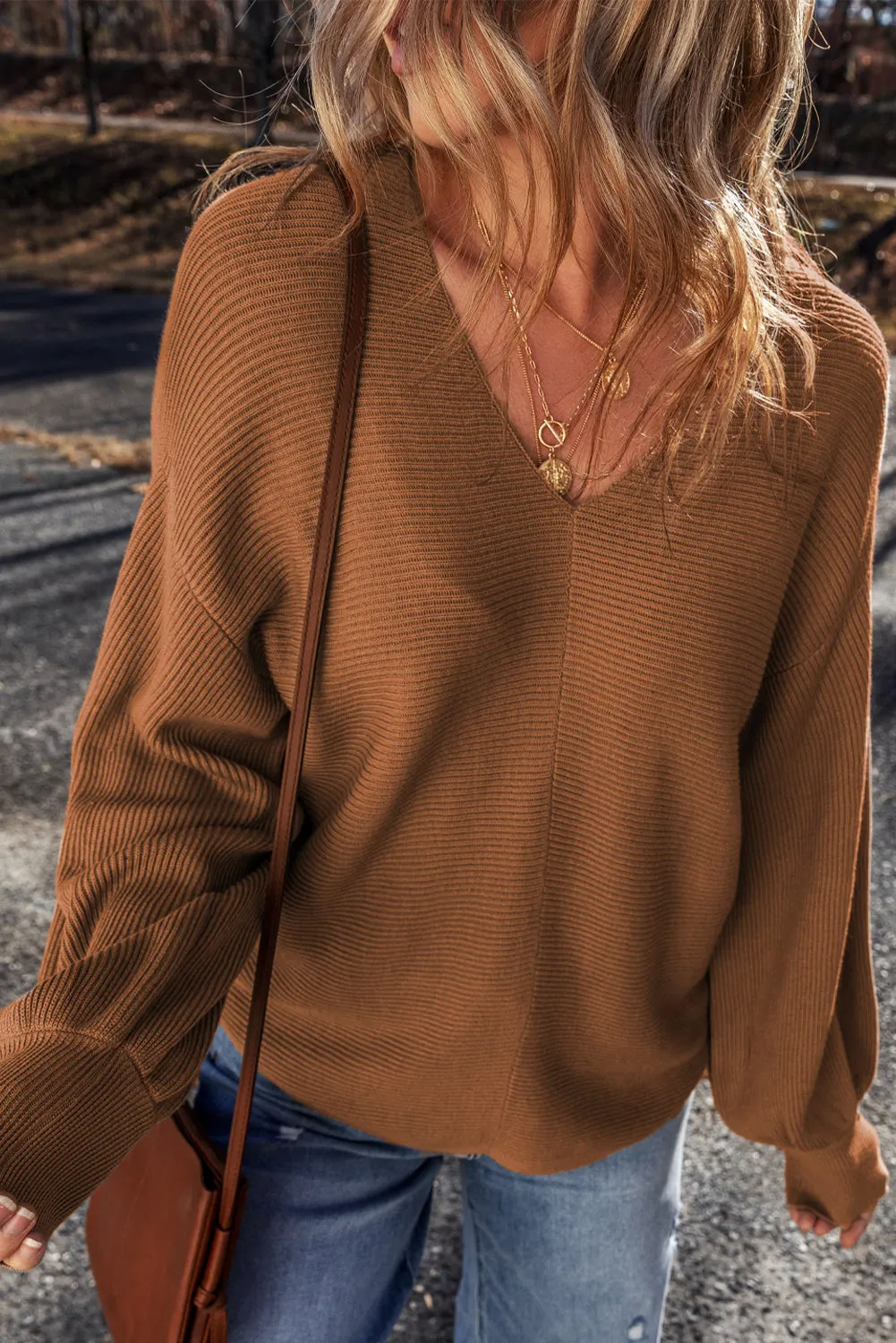 Pull ample en tricot ctelé camel à manches tombantes et col en V