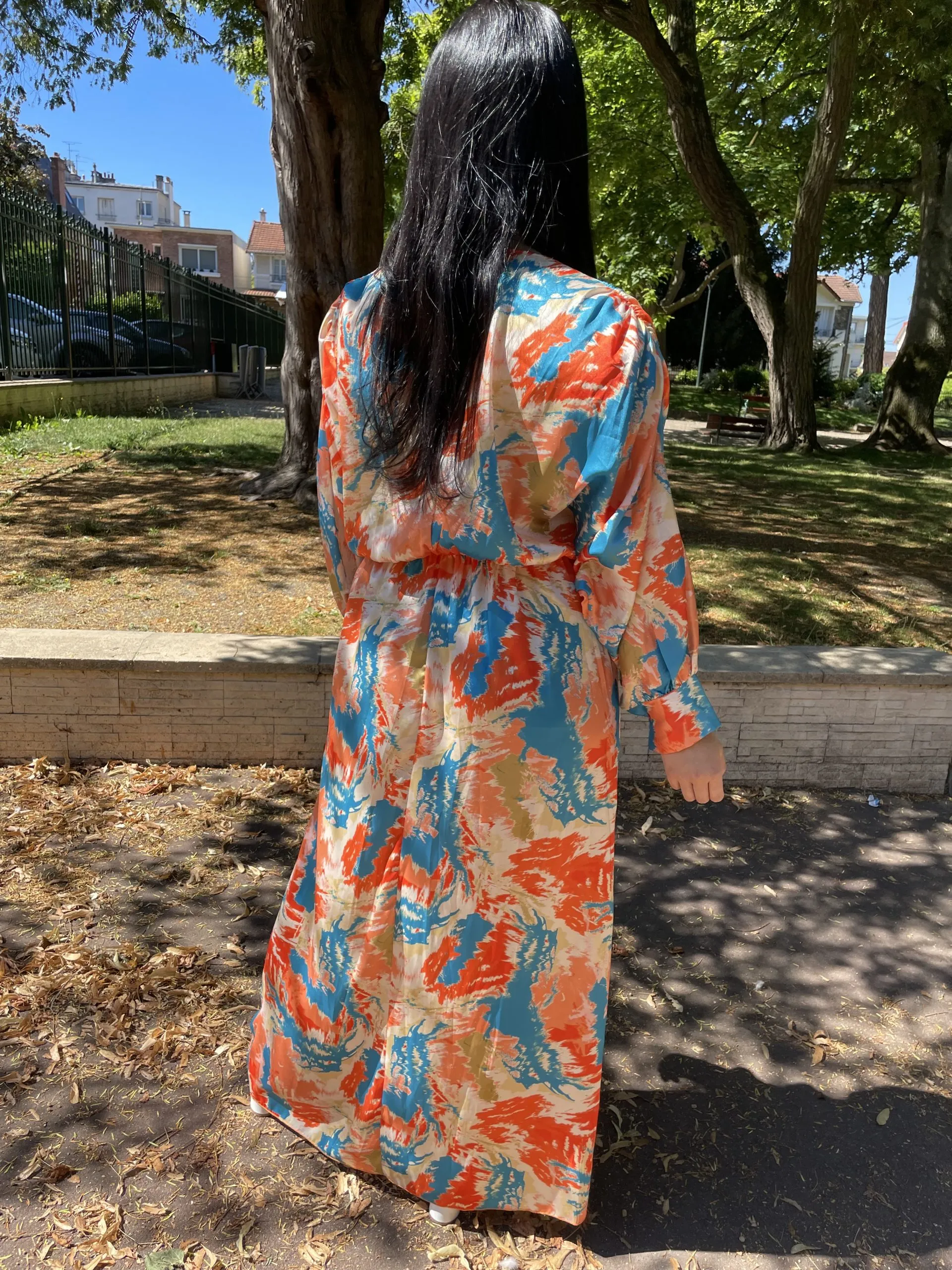 Robe satinée longue cache coeur à motif multicolore